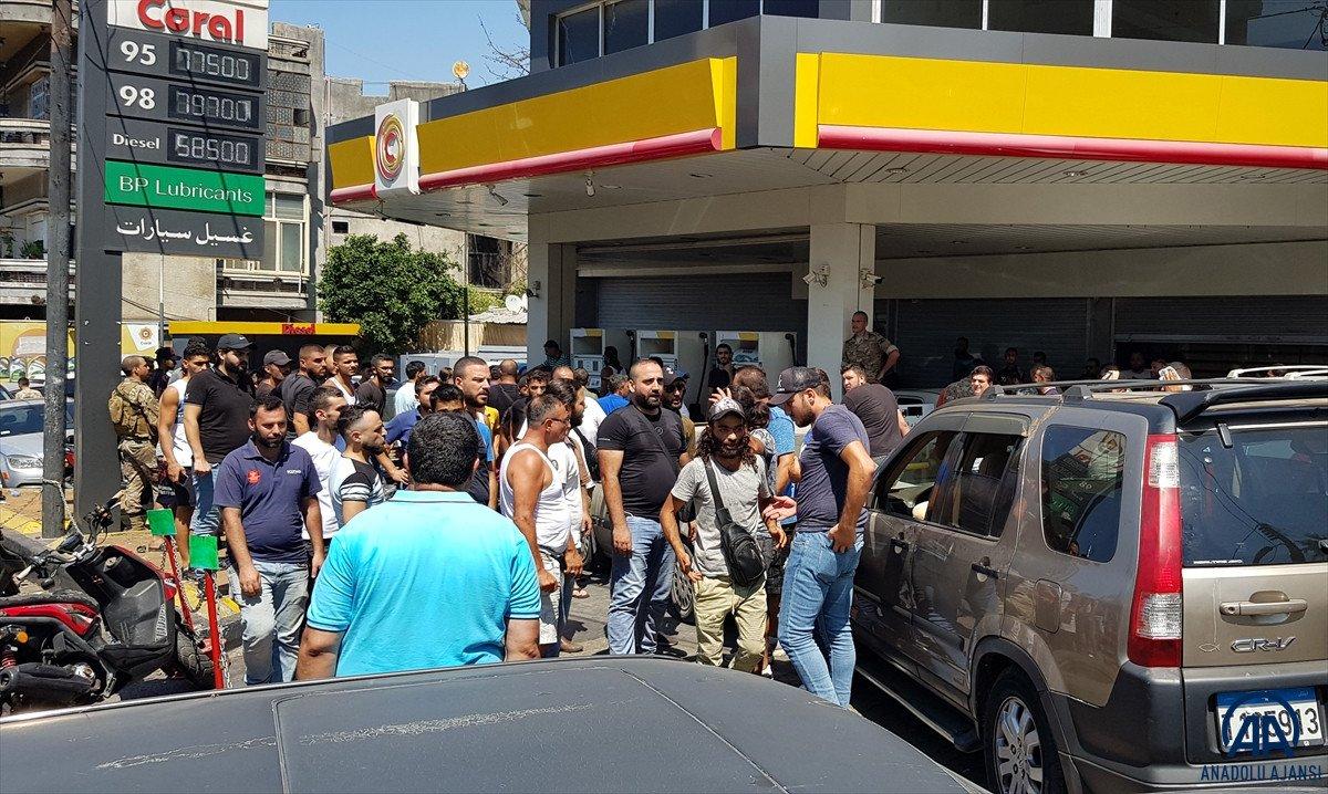 Lübnan'da akaryakıt ve ekmek kuyrukları