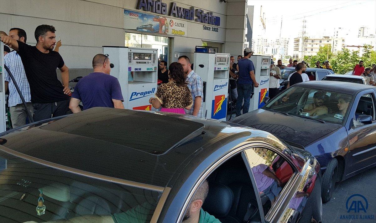 Lübnan'da akaryakıt ve ekmek kuyrukları