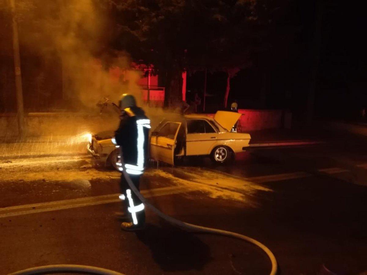 Denizli'de park halindeki araç yandı