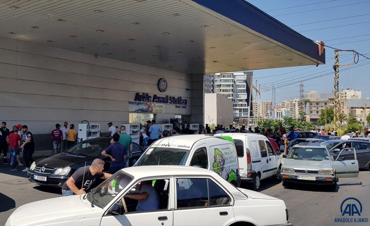 Lübnan'da akaryakıt ve ekmek kuyrukları