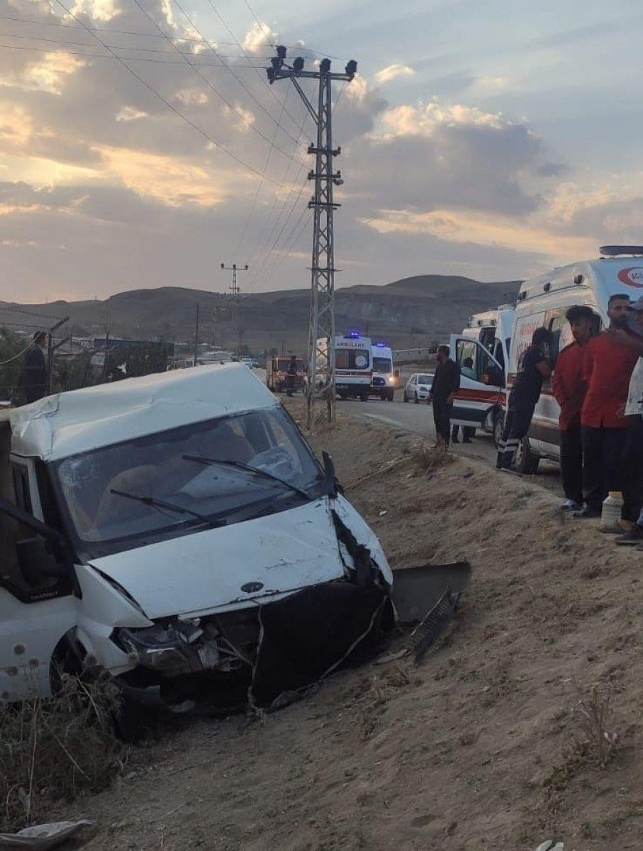 Van'da düğüne giden konvoy kaza yaptı
