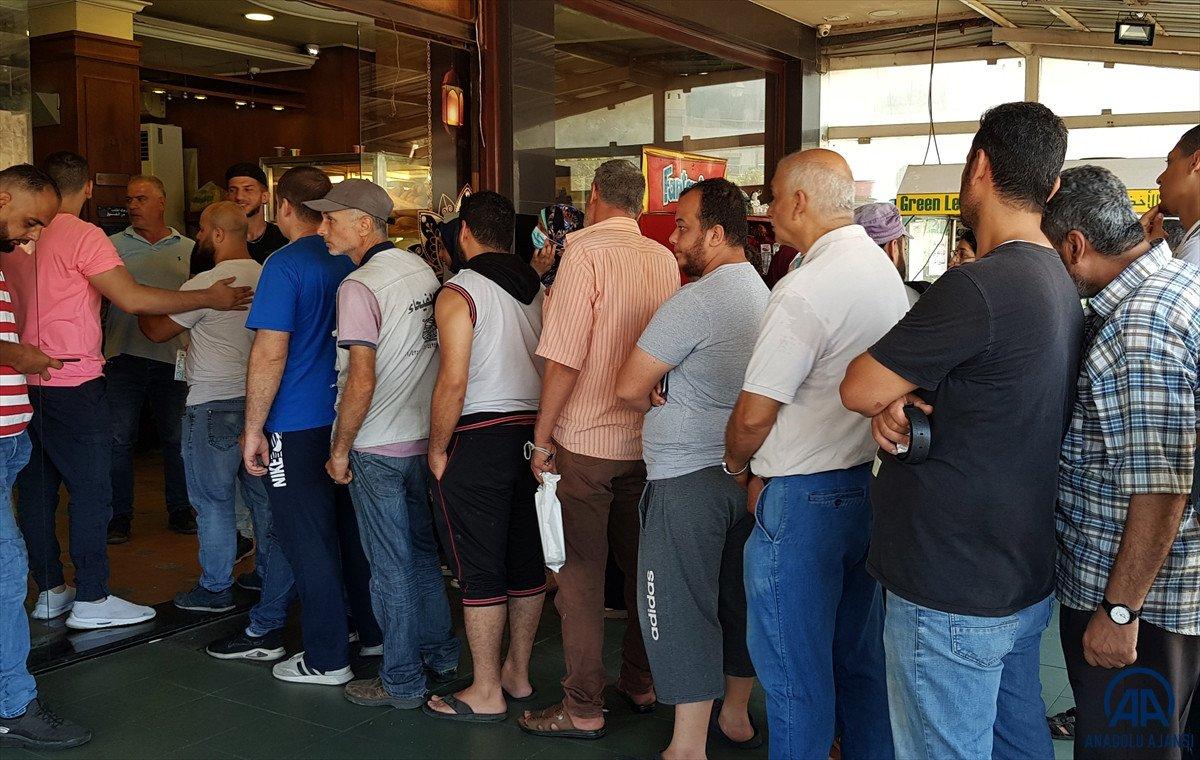 Lübnan'da akaryakıt ve ekmek kuyrukları