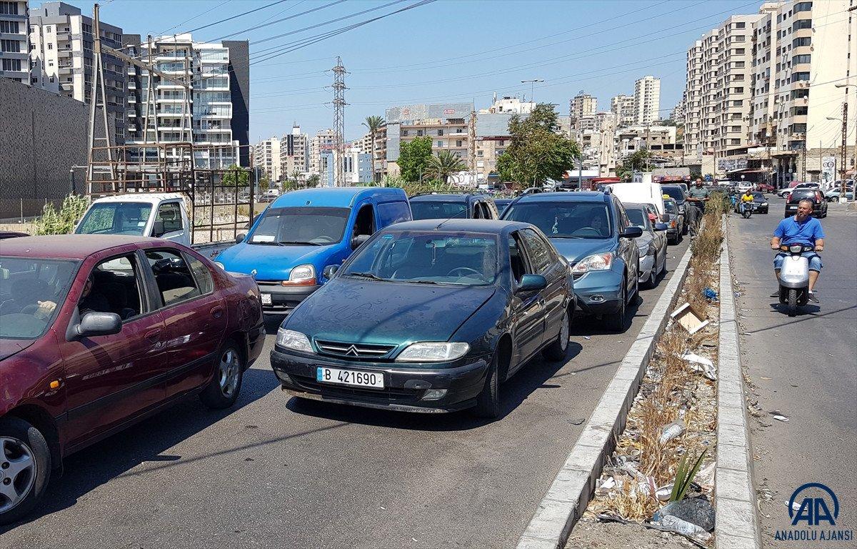 Lübnan'da akaryakıt ve ekmek kuyrukları
