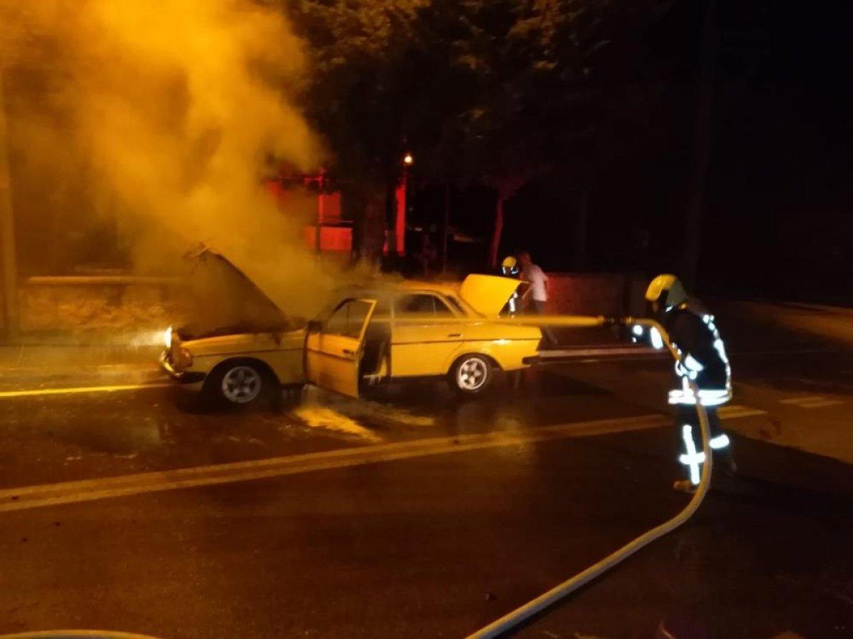 Denizli'de park halindeki araç yandı