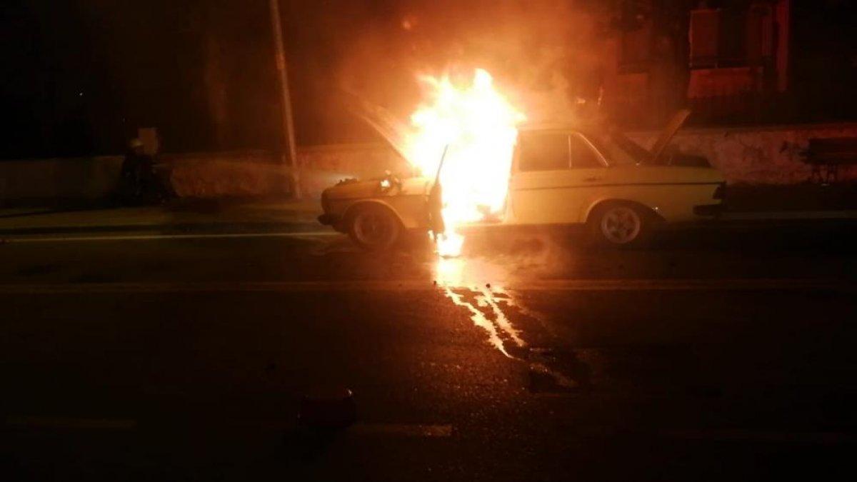 Denizli'de park halindeki araç yandı