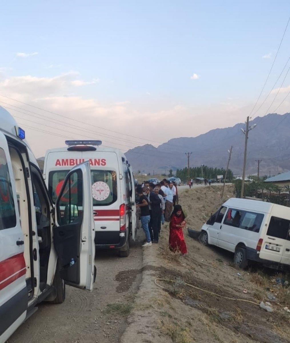 Van'da düğüne giden konvoy kaza yaptı