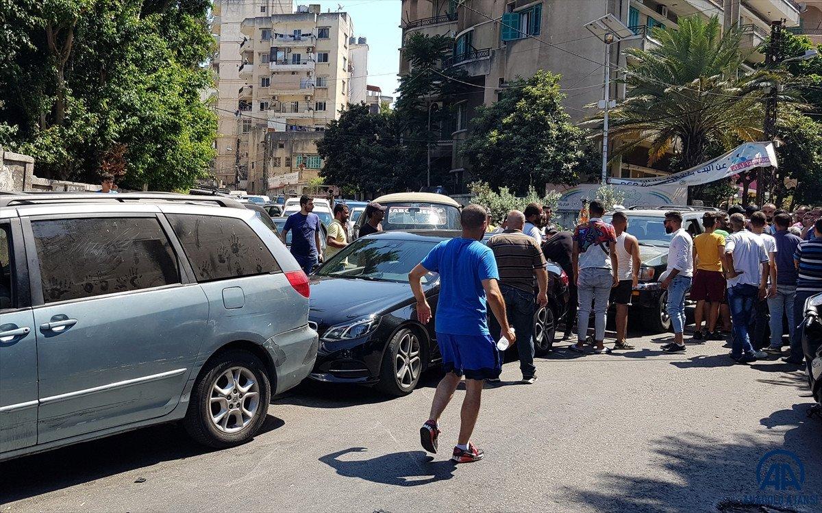 Lübnan'da akaryakıt ve ekmek kuyrukları