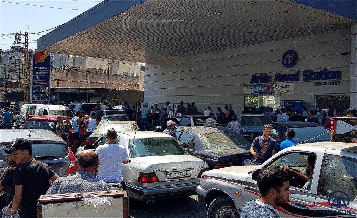 Lübnan'da akaryakıt ve ekmek kuyrukları