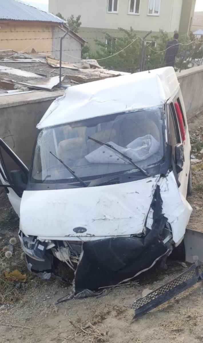 Van'da düğüne giden konvoy kaza yaptı