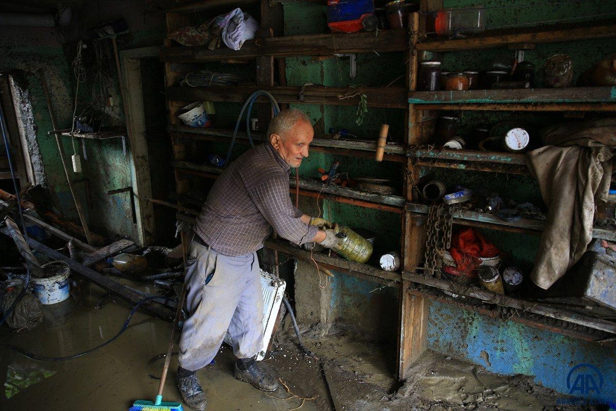 Bartın'da sel felaketinde çatıda eşiyle helalleşti