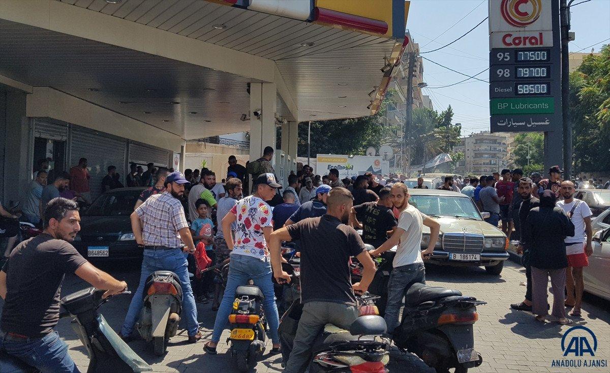 Lübnan'da akaryakıt ve ekmek kuyrukları