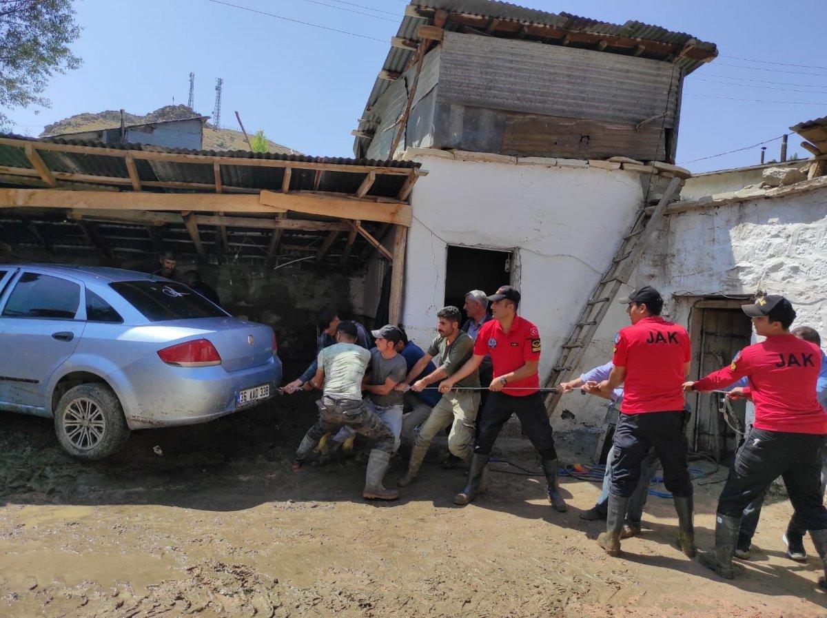 Kars’ta, jandarma ve komandolar sel bölgesinde