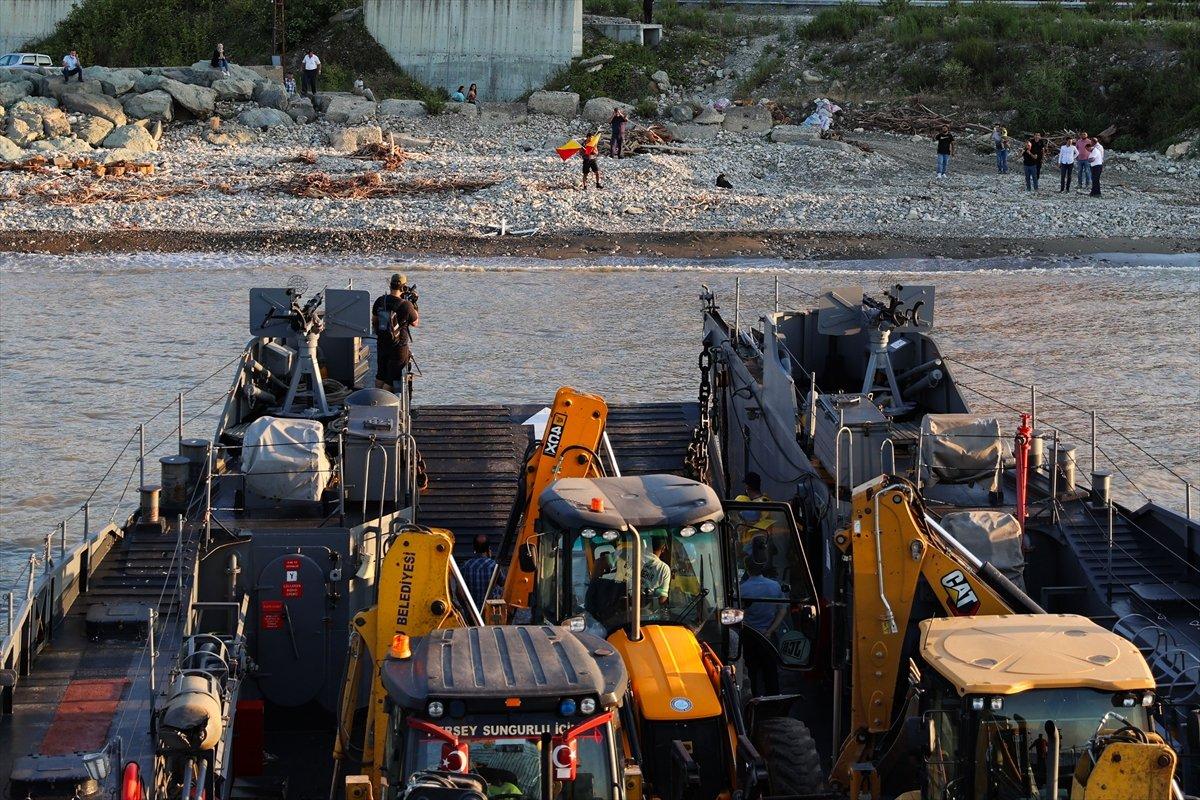 Deniz Kuvvetleri Komutanlığının çıkarma gemisi iş makineleriyle Sinop'a ulaştı