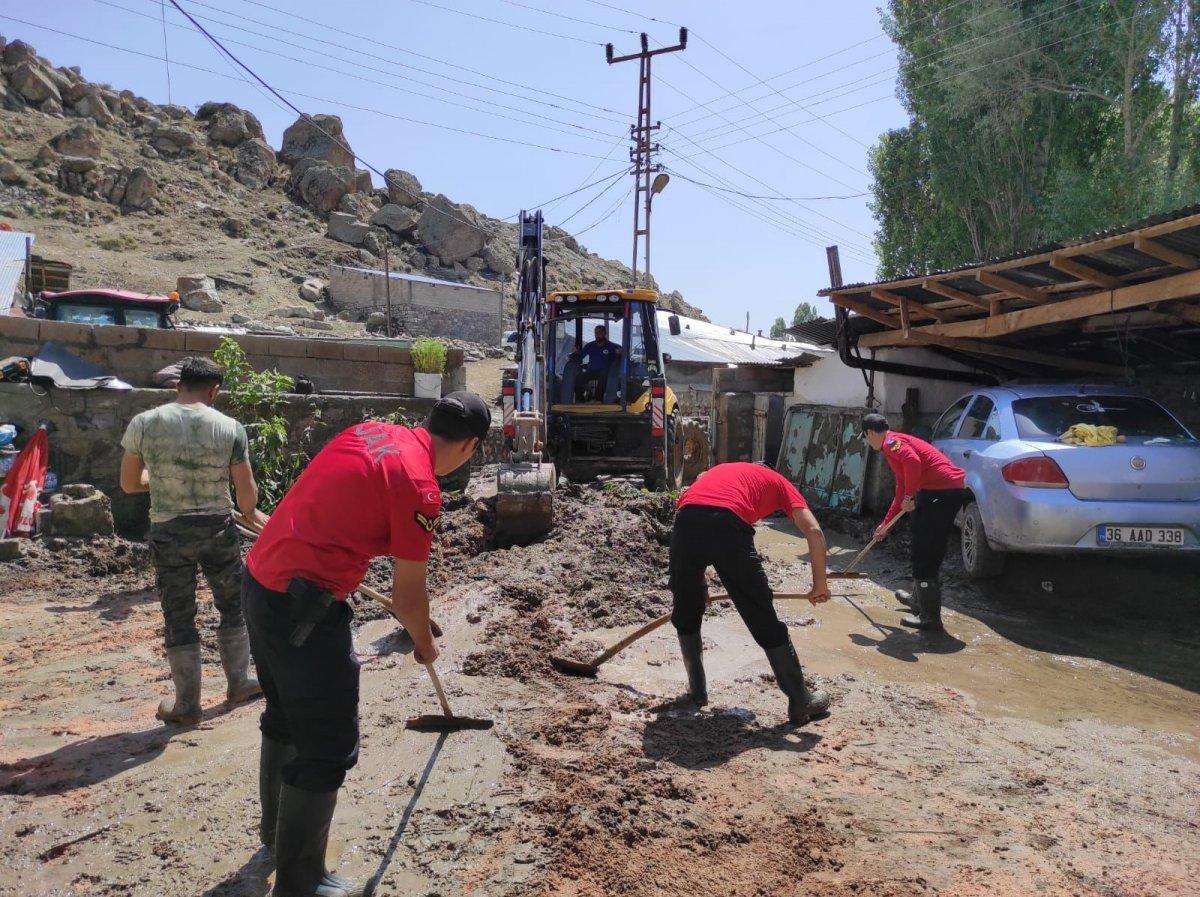 Kars’ta, jandarma ve komandolar sel bölgesinde
