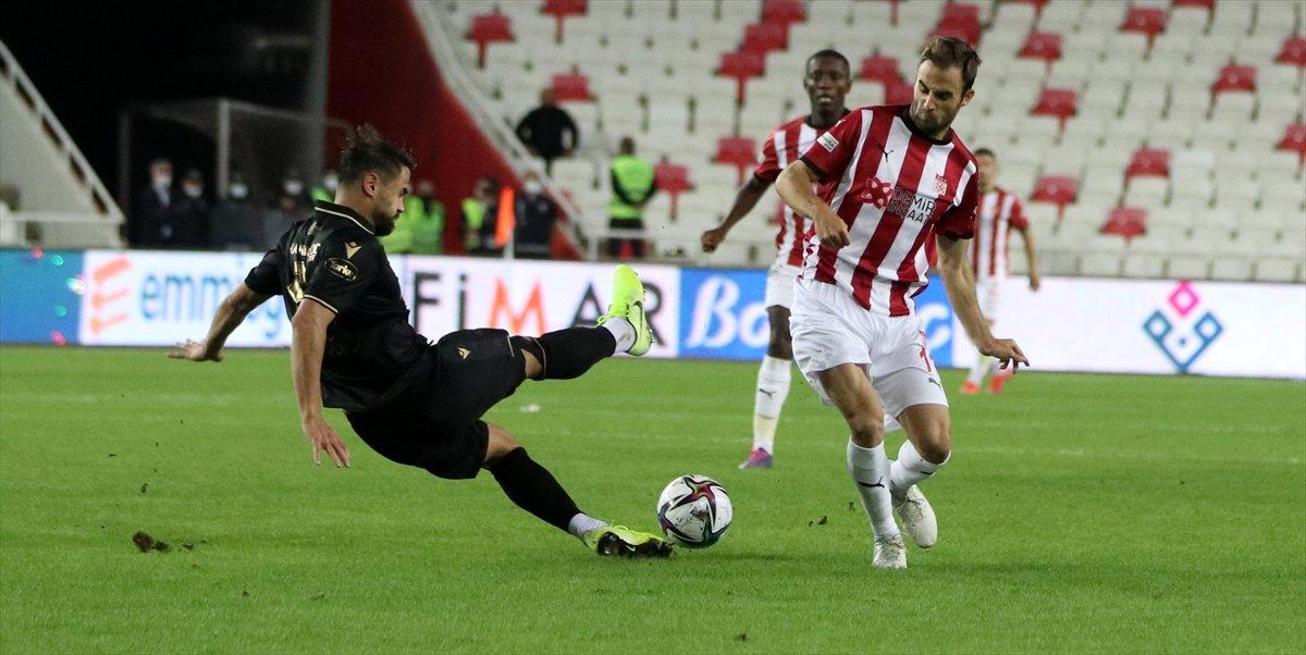 Konyaspor bitime 2 dakika kala Sivas'tan 3 puanla döndü