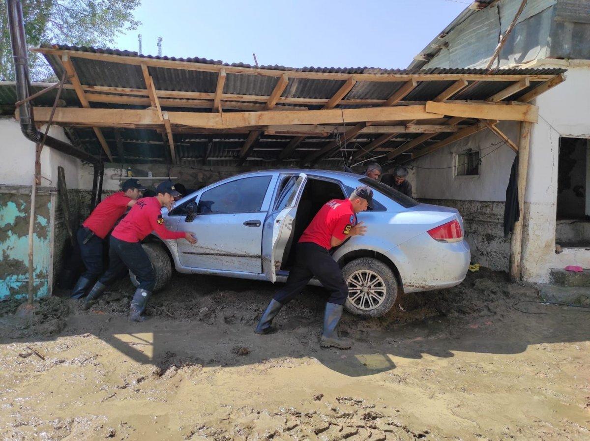 Kars’ta, jandarma ve komandolar sel bölgesinde
