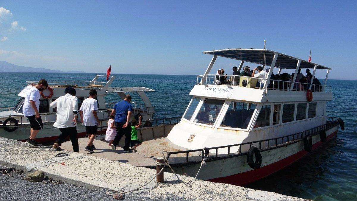 Van'da turizmciler ziyaretçileri bekliyor