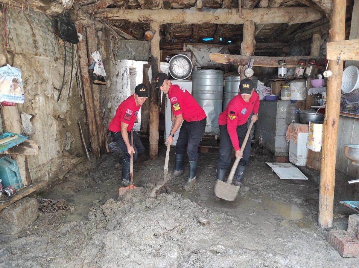 Kars’ta, jandarma ve komandolar sel bölgesinde