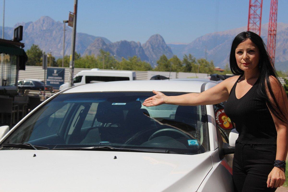 Antalya’da kırmızı ışıktaki otomobilin üzerine cam düştü