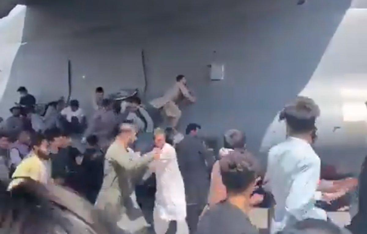 Kabil'de uçuş sırasında üç kişi, tutundukları uçaktan düştü