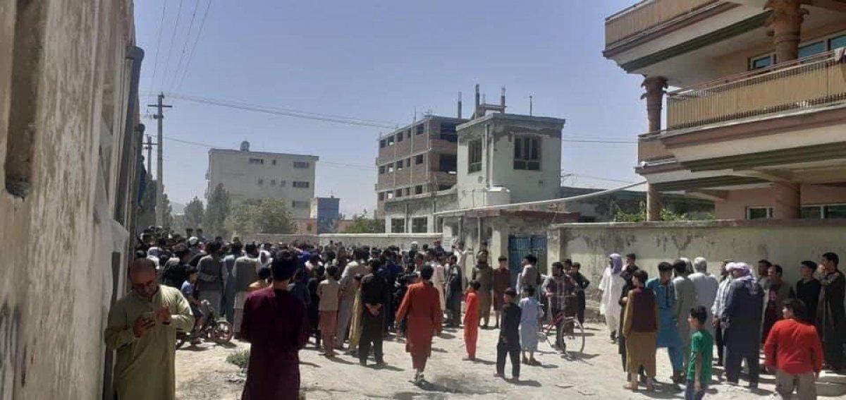 Kabil'de uçuş sırasında üç kişi, tutundukları uçaktan düştü