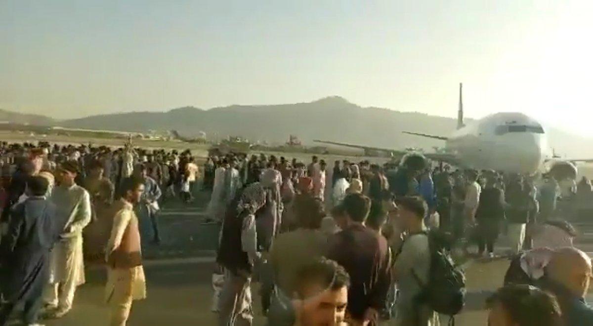 Yüzlerce Afgan, uçağa binebilmek için birbirini ezdi