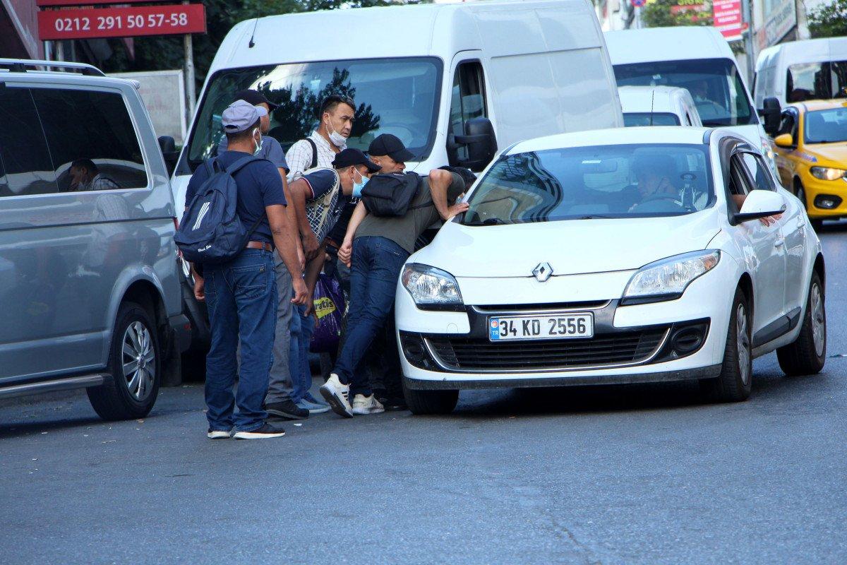Kağıthane'de göçmenlerin iş bekleyişi