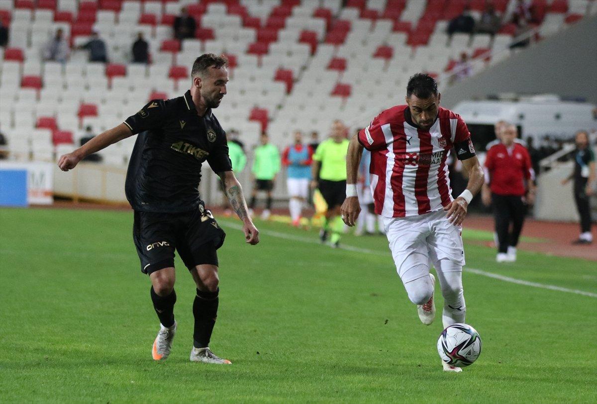 Sivassporlu Felix, İlhan Palut'u takım arkadaşı sandı