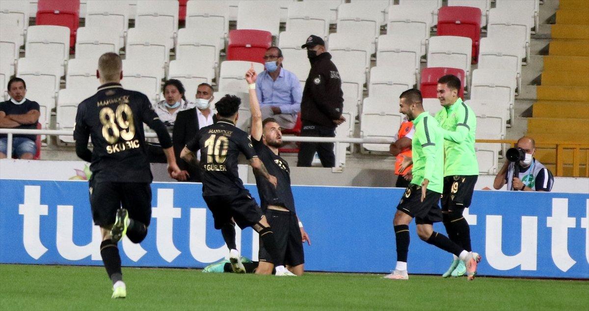 Konyaspor bitime 2 dakika kala Sivas'tan 3 puanla döndü