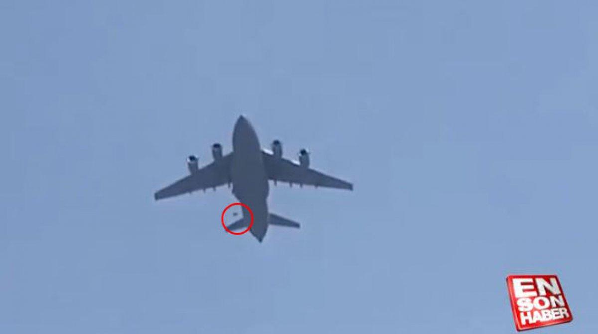 Kabil'de uçuş sırasında üç kişi, tutundukları uçaktan düştü