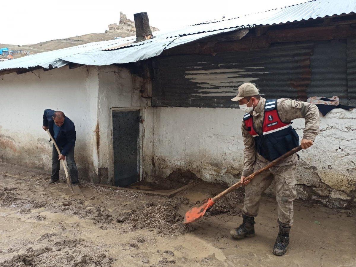 Kars’ta, jandarma ve komandolar sel bölgesinde