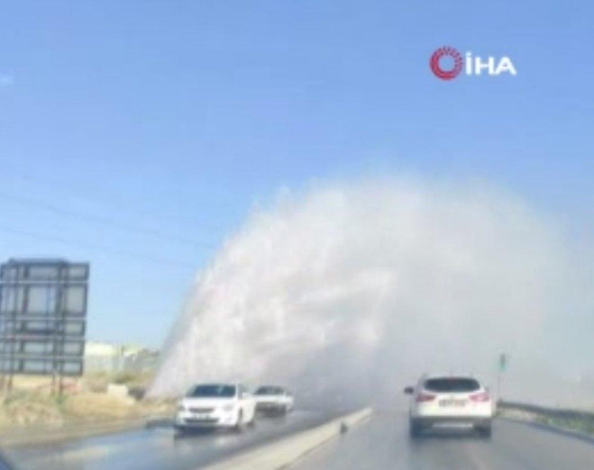 İSKİ’nin su borusu patladı, sürücüler zor anlar yaşadı