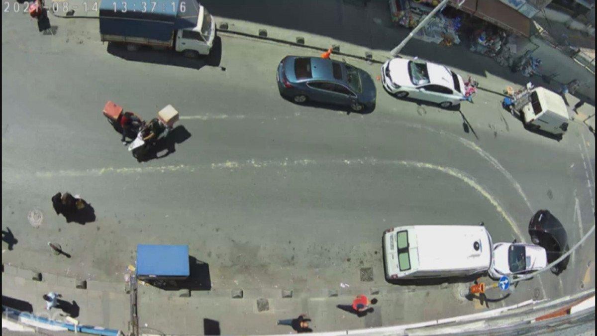 Sultangazi’de moto kuryeler kafa kafaya çarpıştı