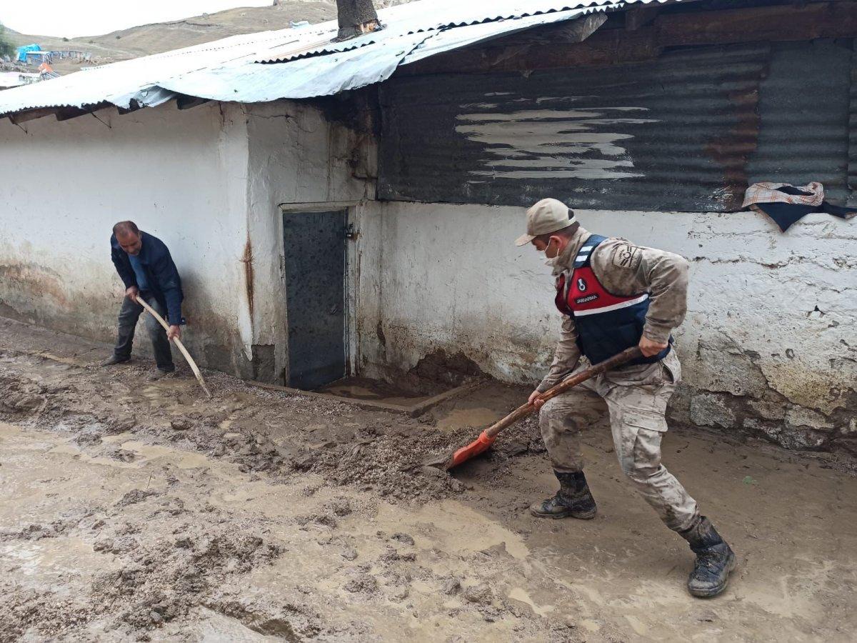 Kars’ta, jandarma ve komandolar sel bölgesinde
