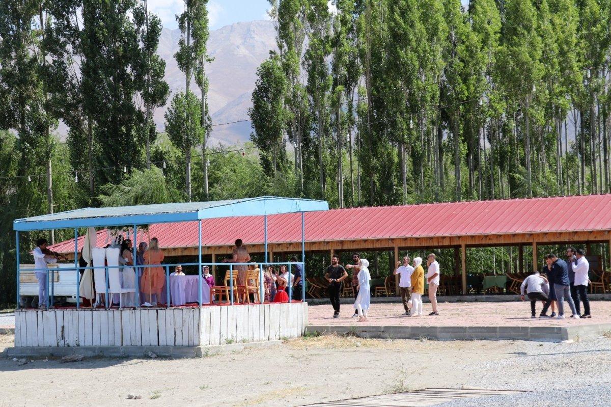 Van'da turizmciler ziyaretçileri bekliyor