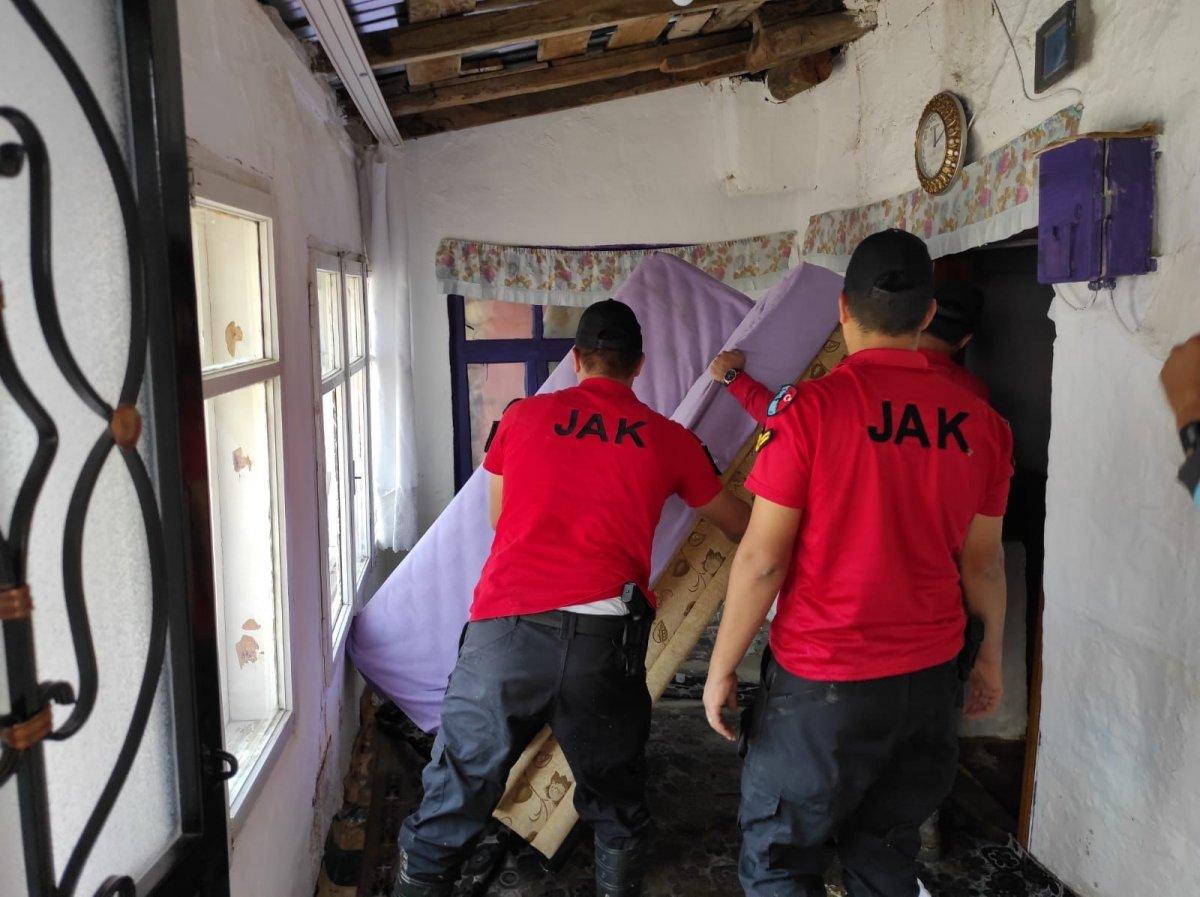 Kars’ta, jandarma ve komandolar sel bölgesinde