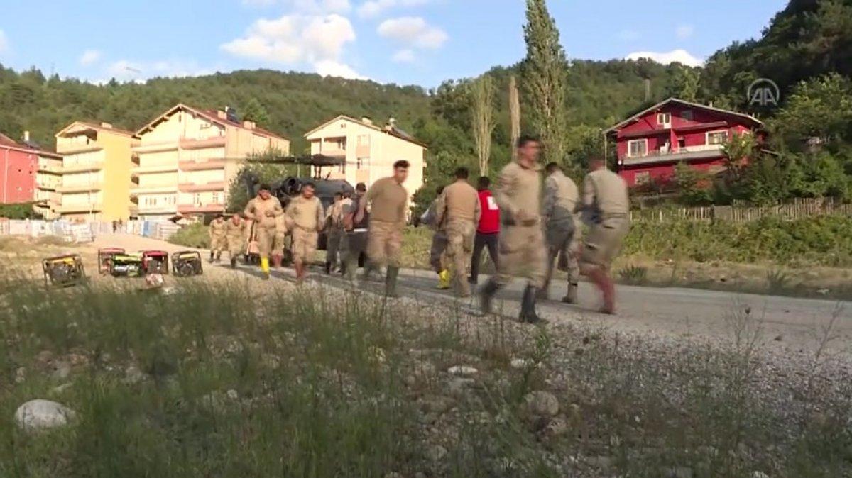 Sinop'ta köylere helikopterle erzak taşınıyor