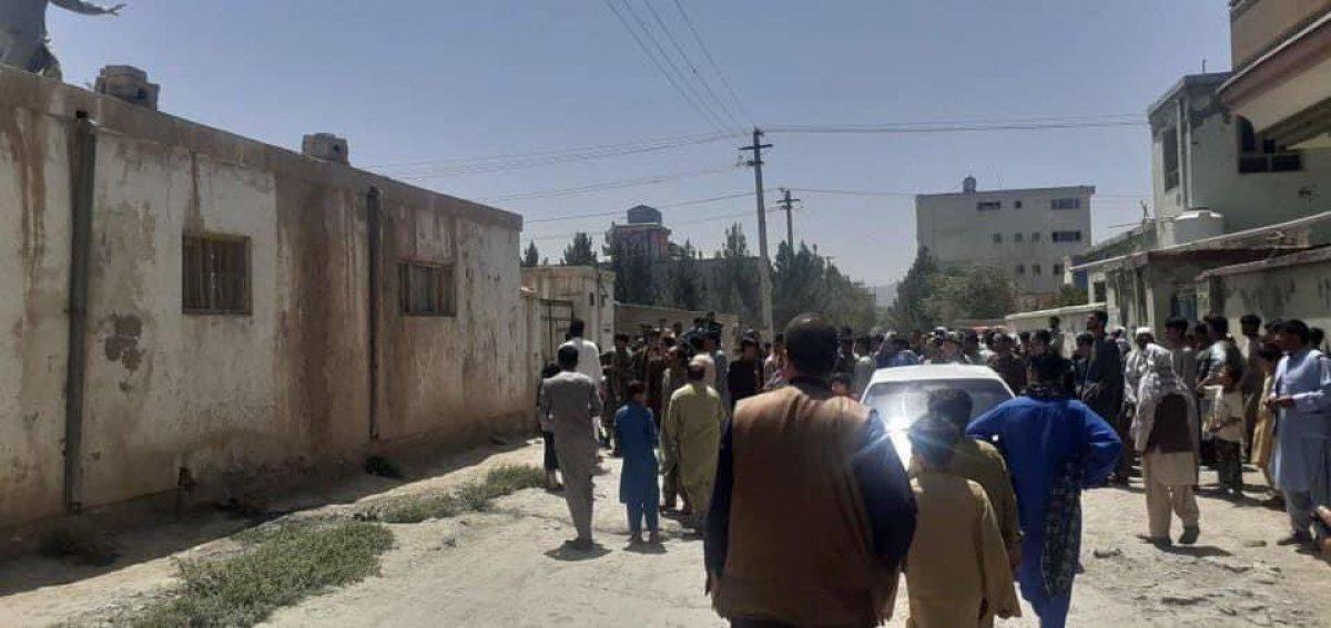 Kabil'de uçuş sırasında üç kişi, tutundukları uçaktan düştü