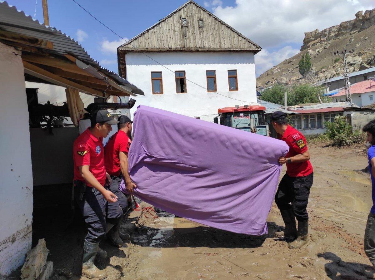 Kars’ta, jandarma ve komandolar sel bölgesinde