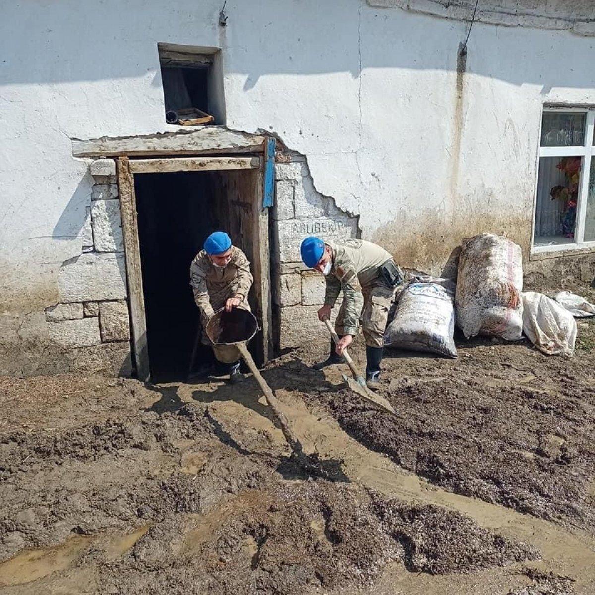 Kars’ta, jandarma ve komandolar sel bölgesinde