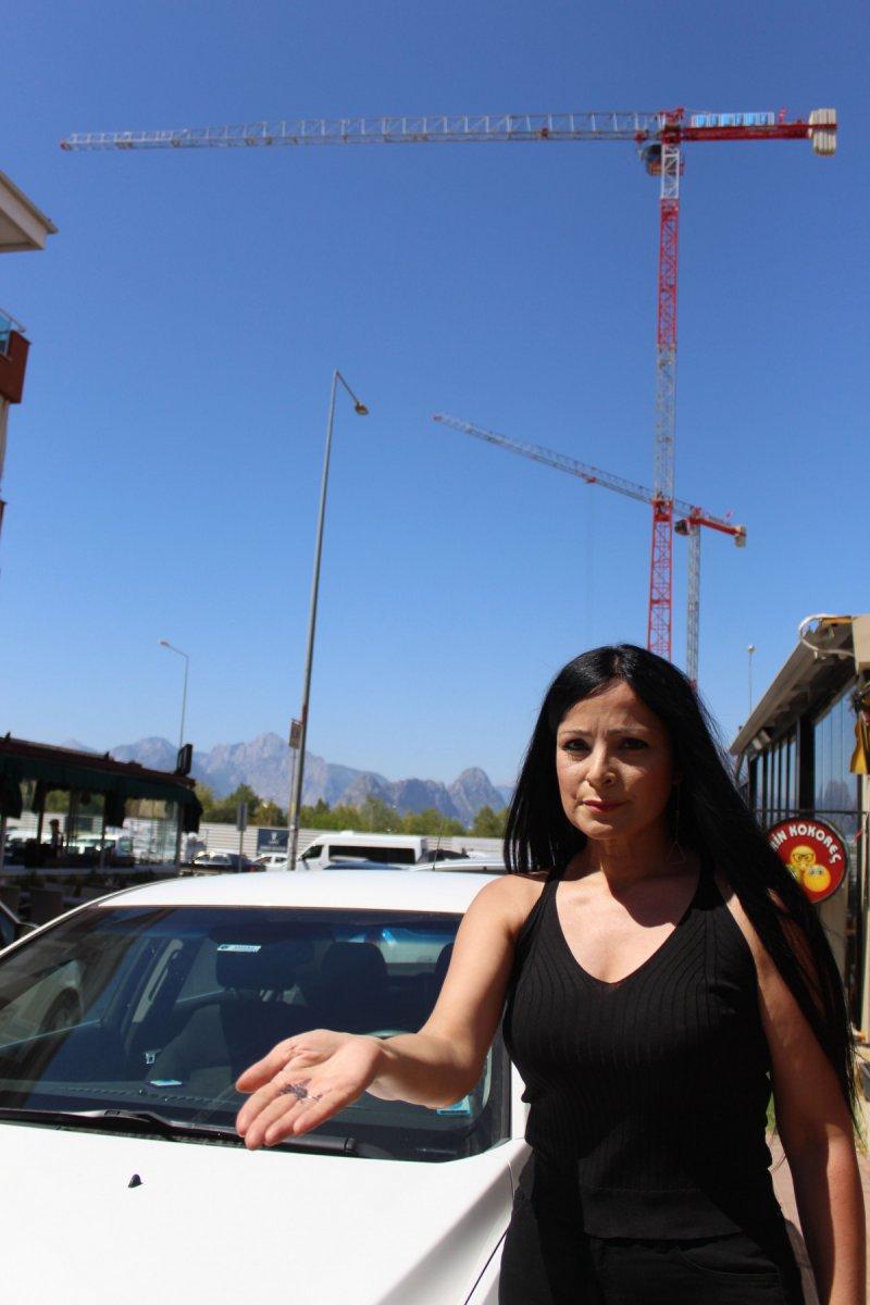 Antalya’da kırmızı ışıktaki otomobilin üzerine cam düştü