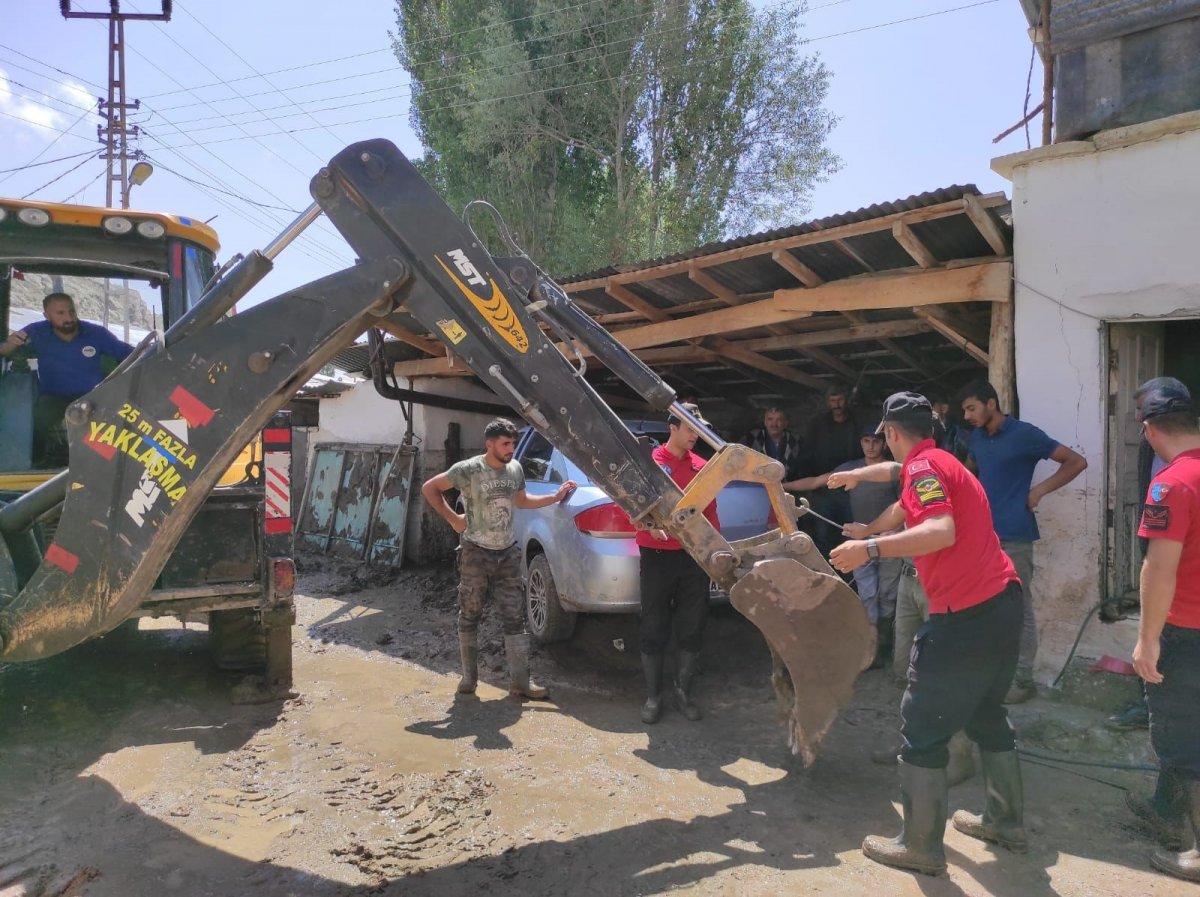 Kars’ta, jandarma ve komandolar sel bölgesinde