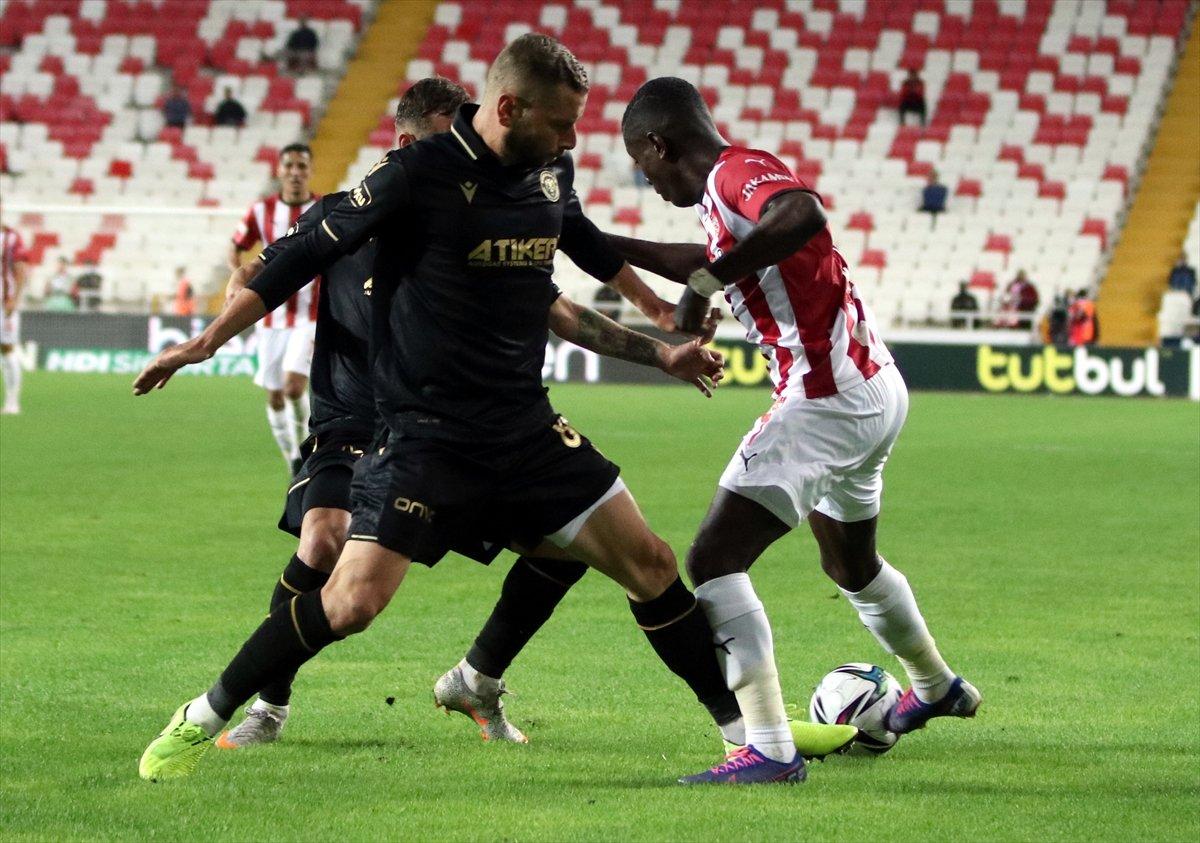 Konyaspor bitime 2 dakika kala Sivas'tan 3 puanla döndü