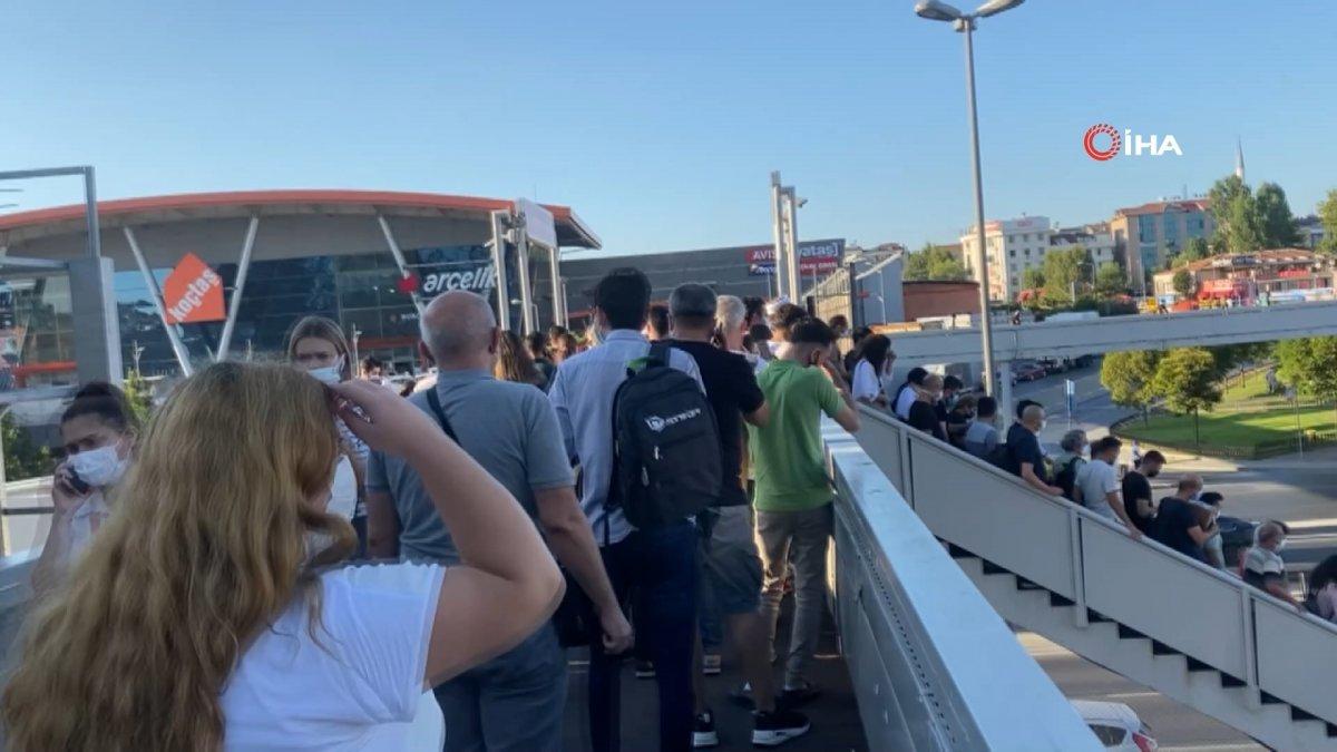 İstanbul'da metrobüs bozulunca duraklarda yoğunluk oluştu