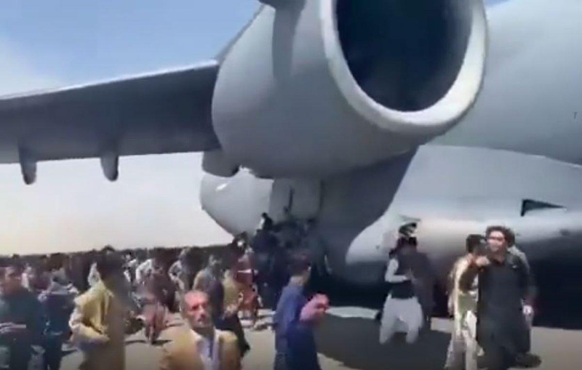 Kabil'de uçağa tutunmaya çalışan Afganlar görüntülendi