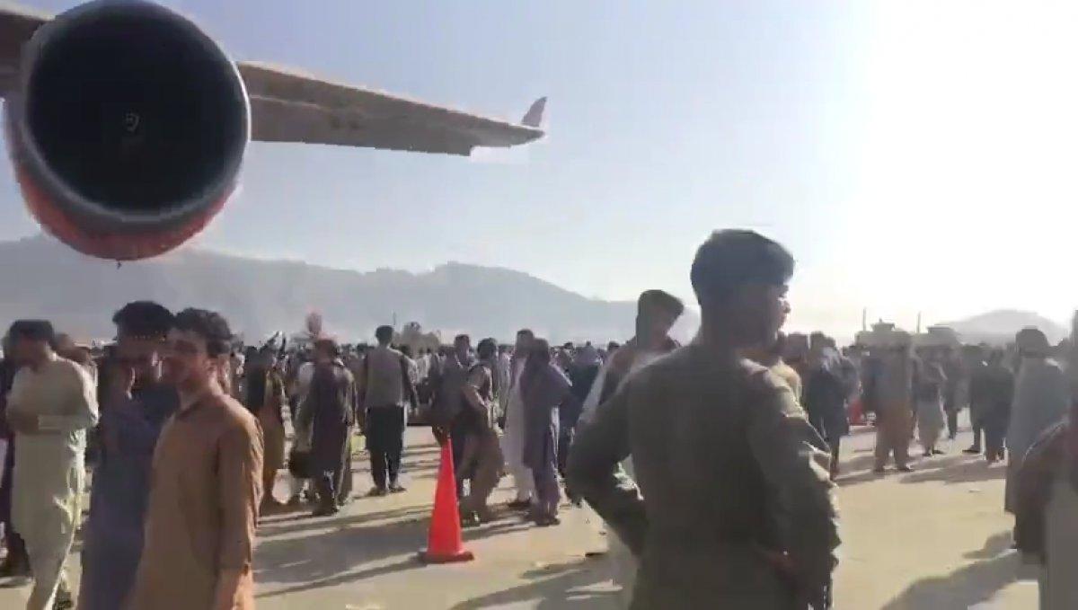 Yüzlerce Afgan, uçağa binebilmek için birbirini ezdi