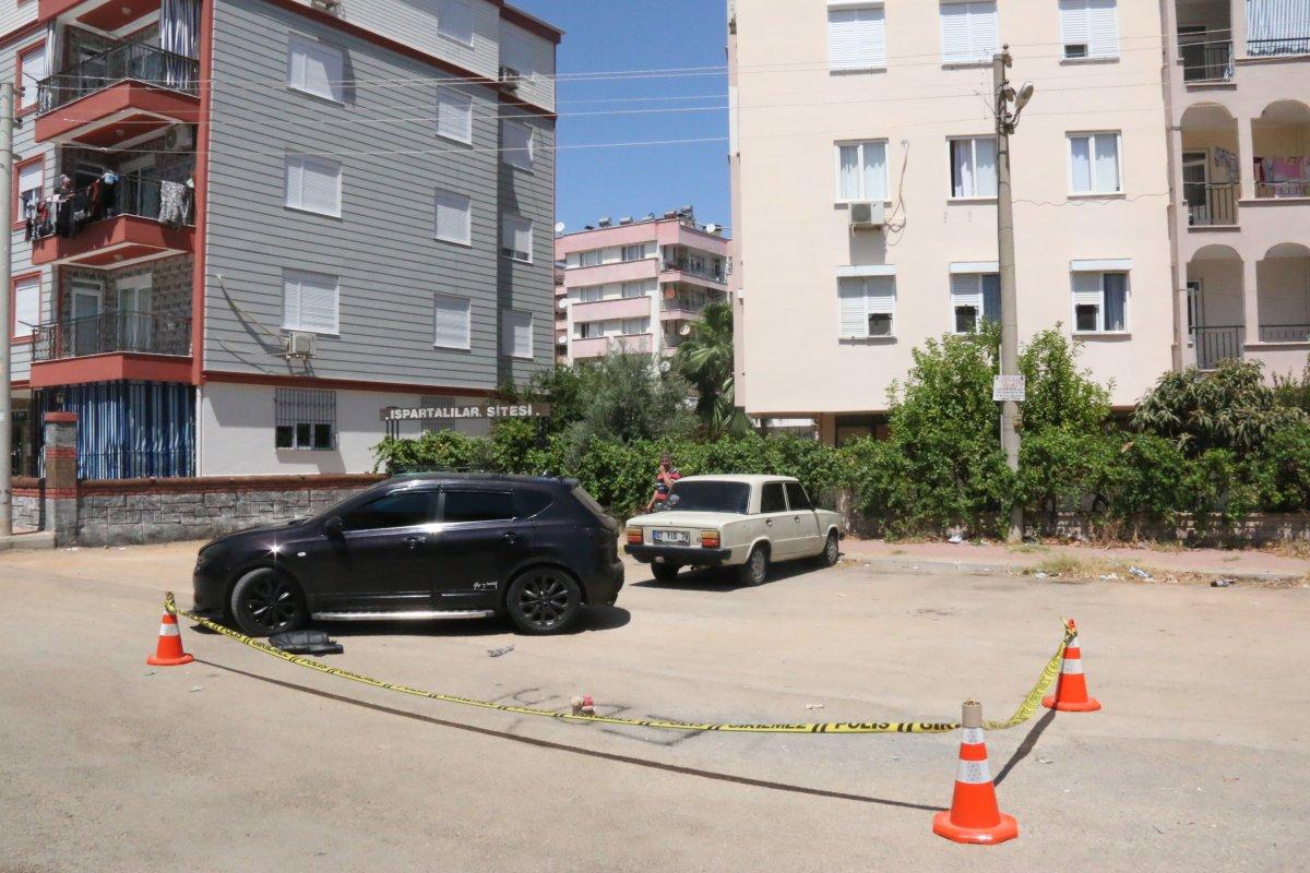 Antalya'da sevgilisinin komşusunu silahla yaraladı