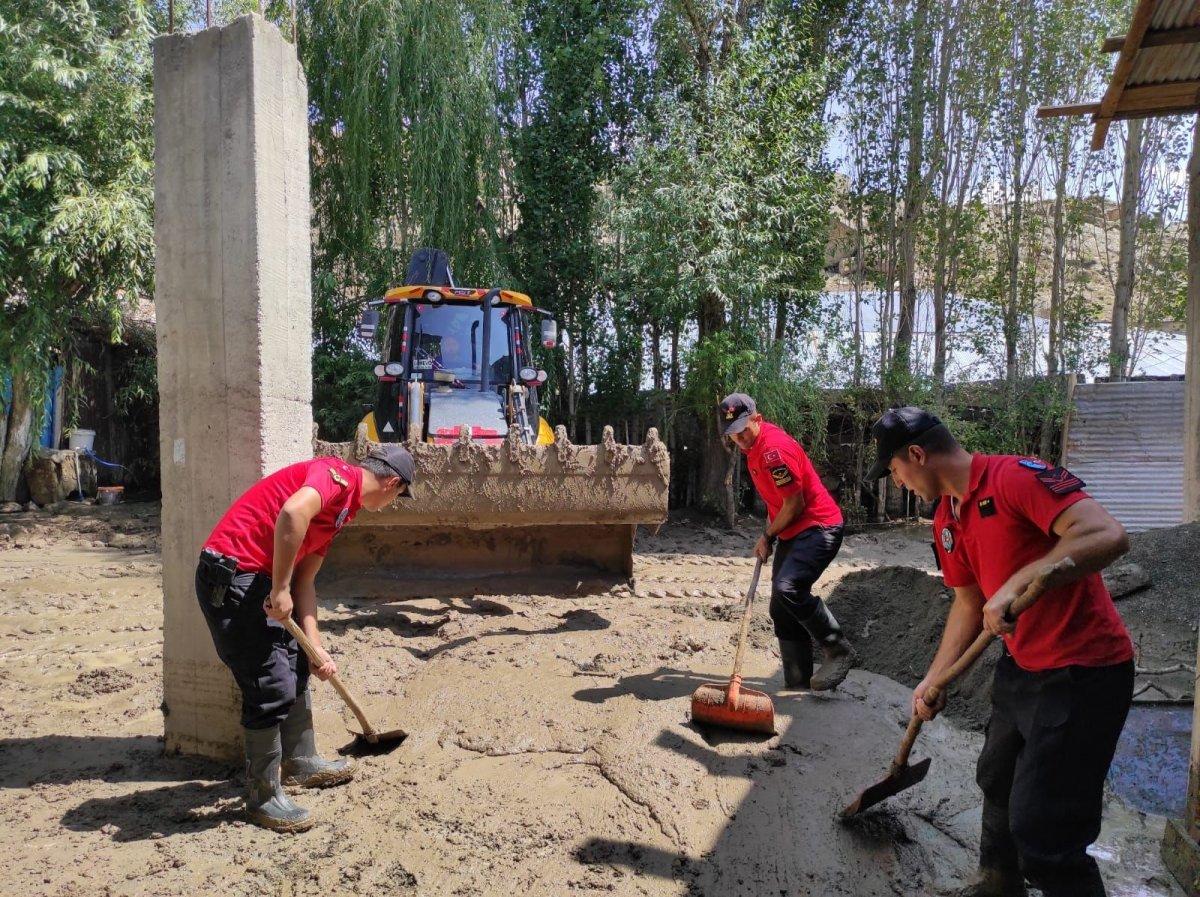 Kars’ta, jandarma ve komandolar sel bölgesinde