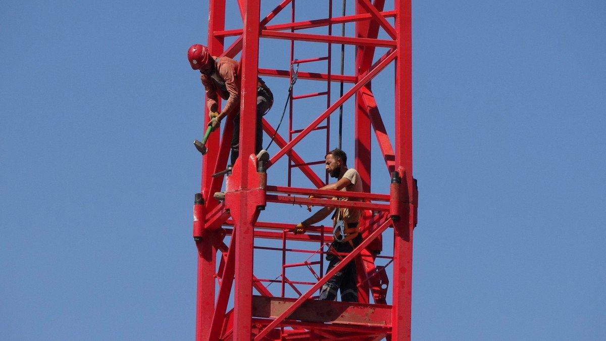 Antalya’da kırmızı ışıktaki otomobilin üzerine cam düştü