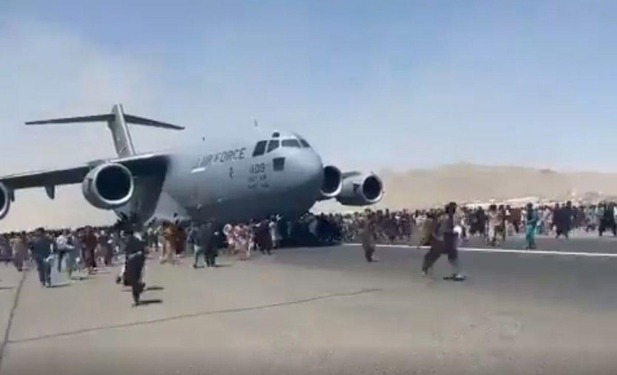 Kabil'de uçağa tutunmaya çalışan Afganlar görüntülendi